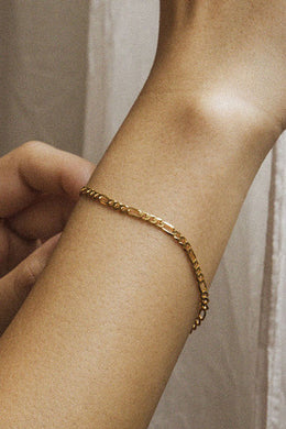 Meadowlark - Figaro Fine Chain Bracelet, Gold Plated