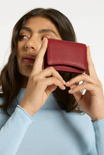 Status Anxiety - Lumen Wallet, Rouge
