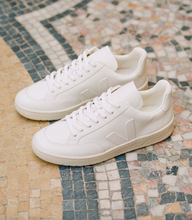 Veja - V12 Leather Sneaker, Extra White