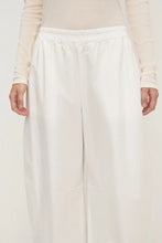 Assembly Label - Lola Barrel Pant, White